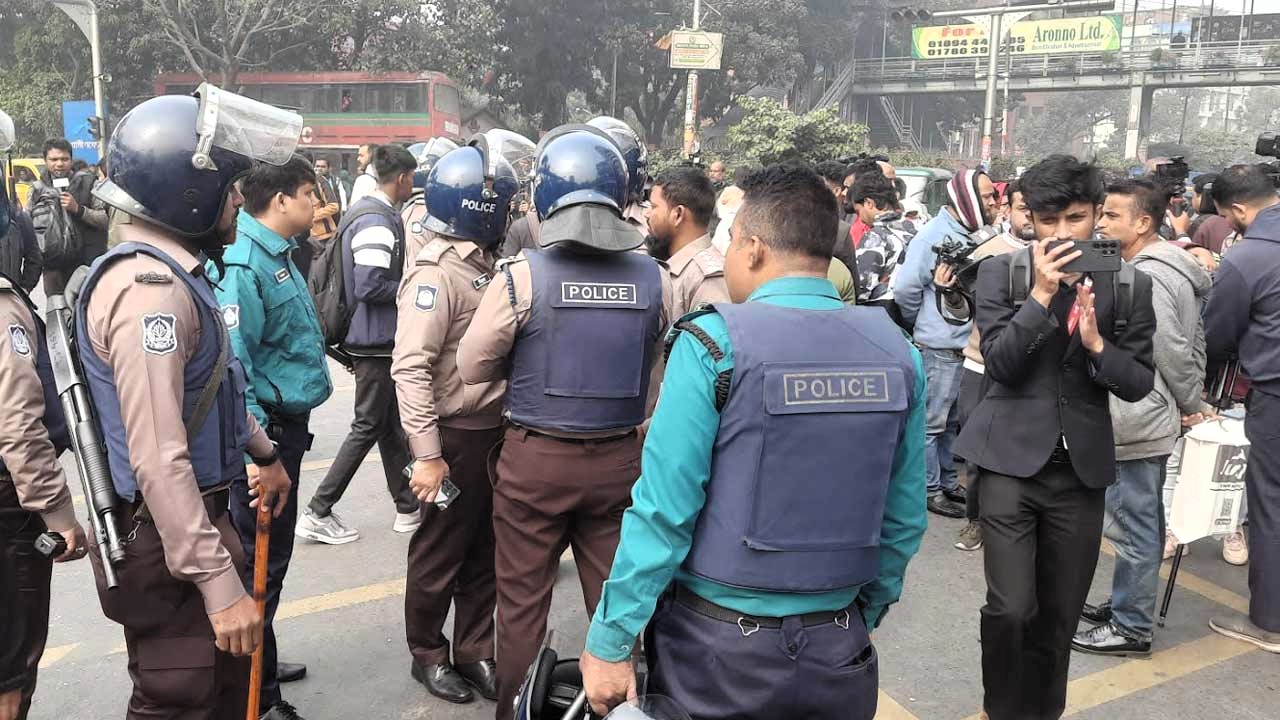 ফার্মগেটে শিক্ষার্থীদের অবরোধে বন্ধ যানচলাচল, আলোচনার প্রস্তাব পুলিশের